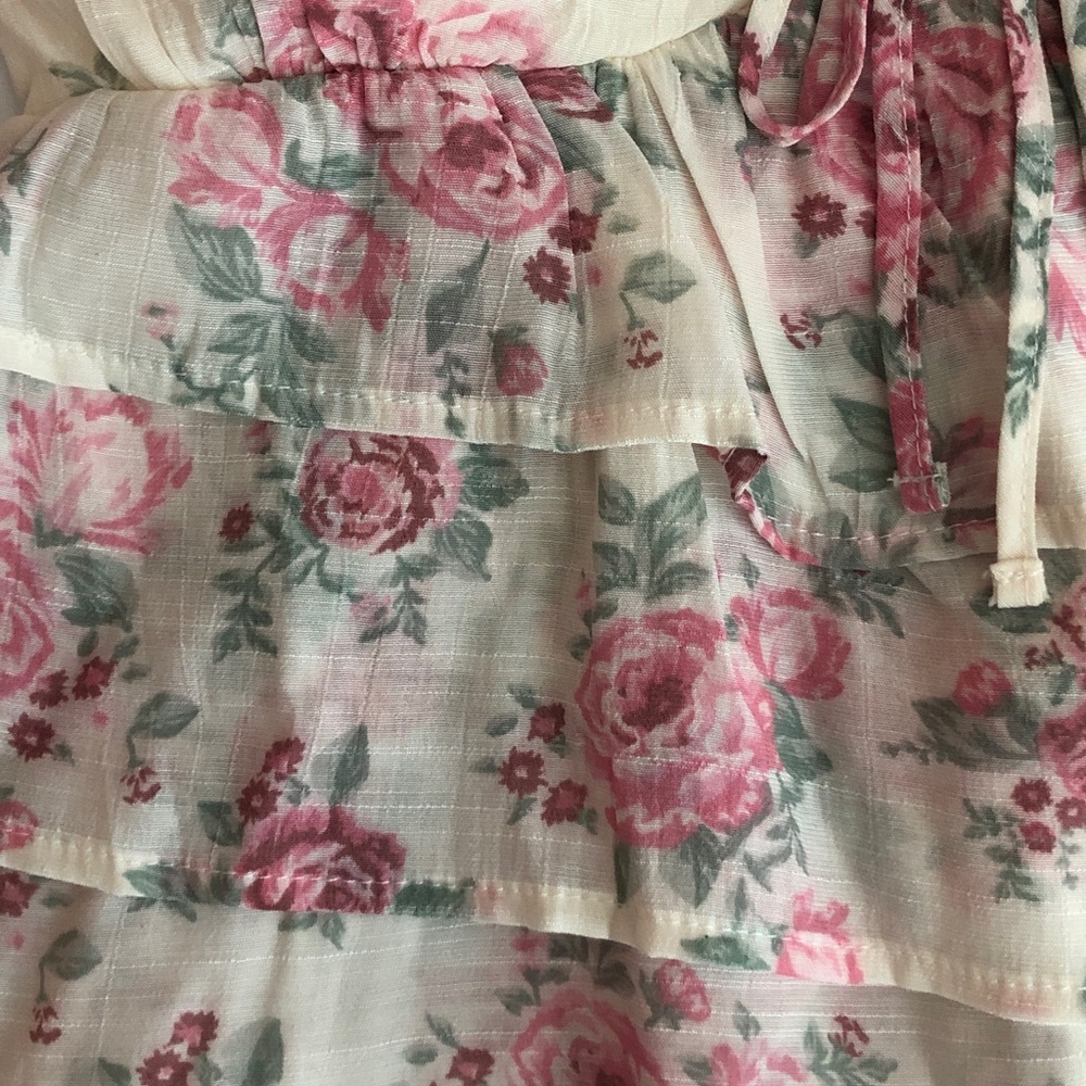 Derek Heart nwt size medium Floral Tiered Ruffle top with Pink Roses - Picture 2 of 3